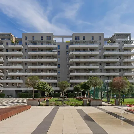 Appartement Air-conditioned With Parking Warsaw's Wola District By Renters